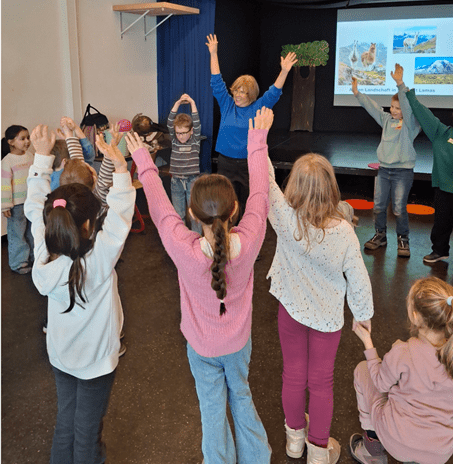 Einwohner von Coker Village zapfen Wasser aus Brunnenanlagen.